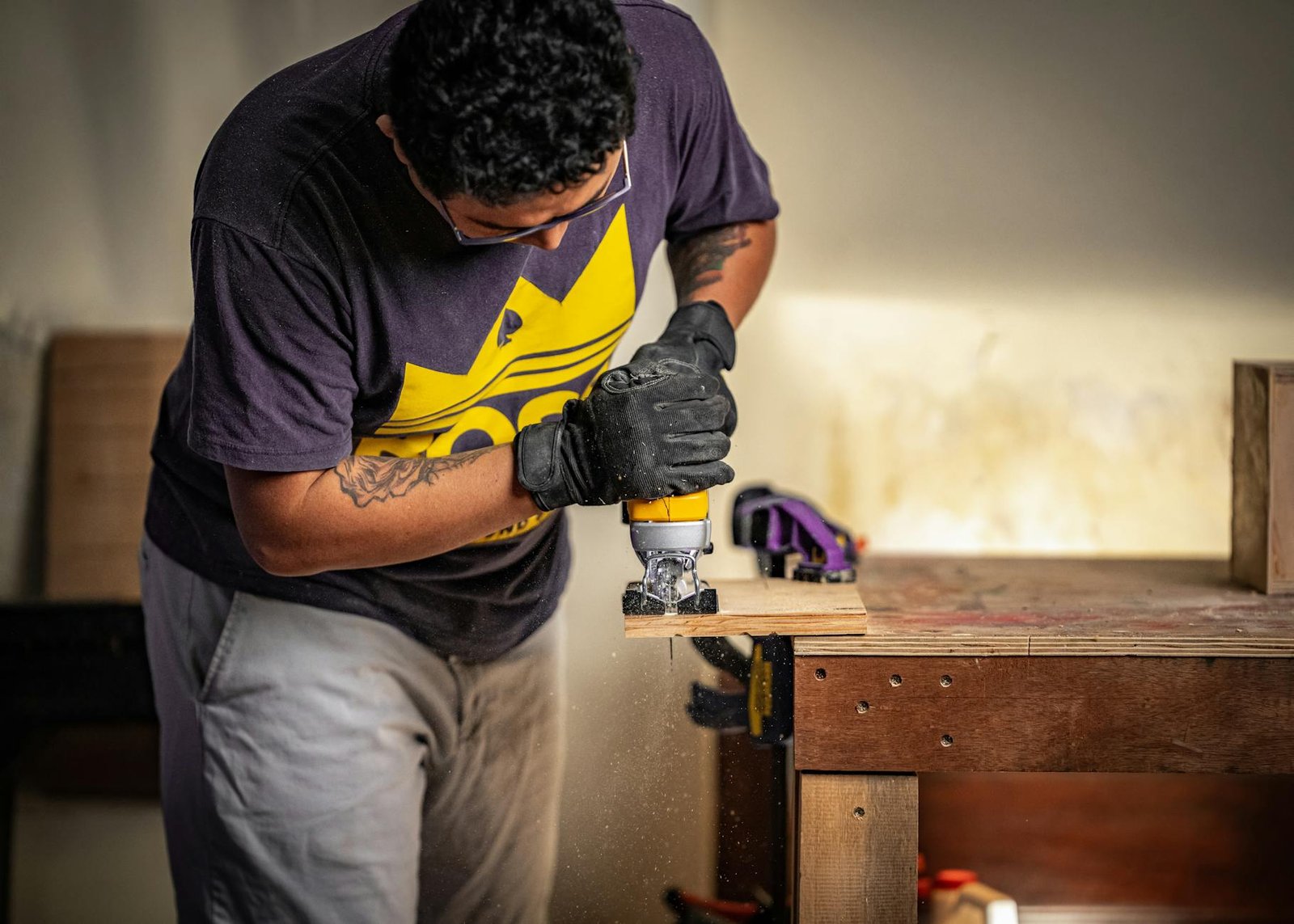 https://www.pexels.com/photo/focused-carpenter-using-power-tool-in-workshop-28518831/