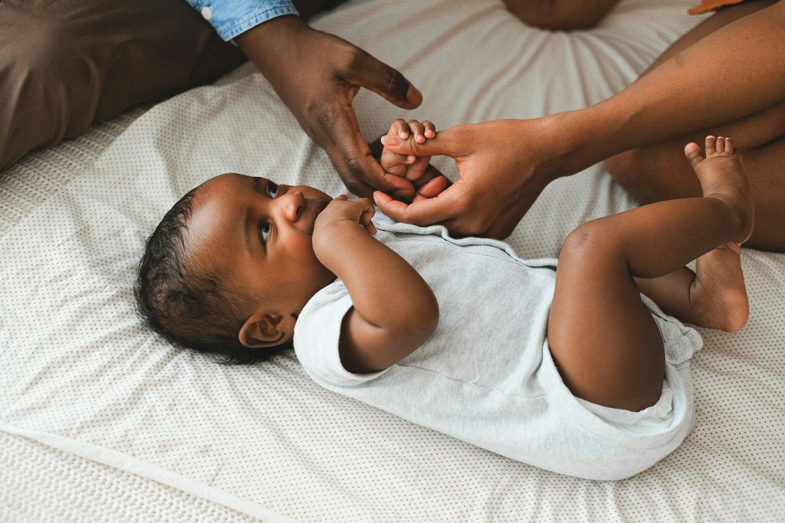 https://www.pexels.com/photo/a-baby-lying-on-the-bed-11369366/